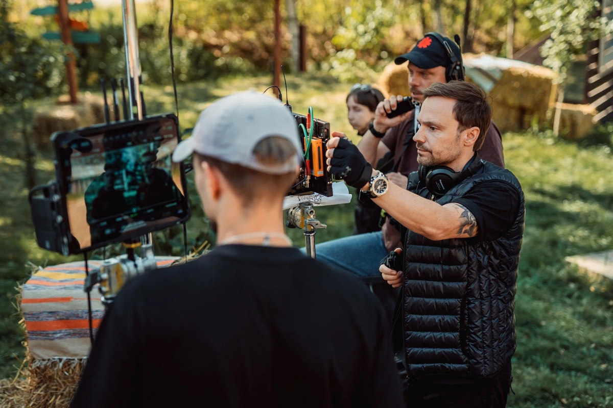 Алексей Чадов на съёмках фильма «(Не)Искусственный интеллект», 2025