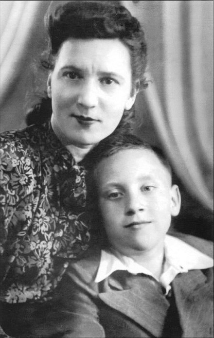 1950. Москва. Володя с мамой Ниной Максимовной. Фото Н. Львова