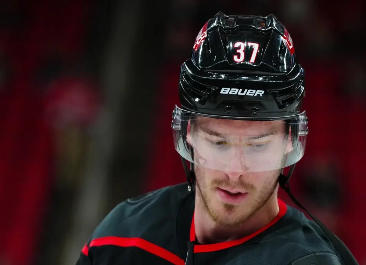     Экс-игрок НХЛ о потенциальном обмене Свечникова: стиль россиянина не всегда сочетается с системой «Каролины»