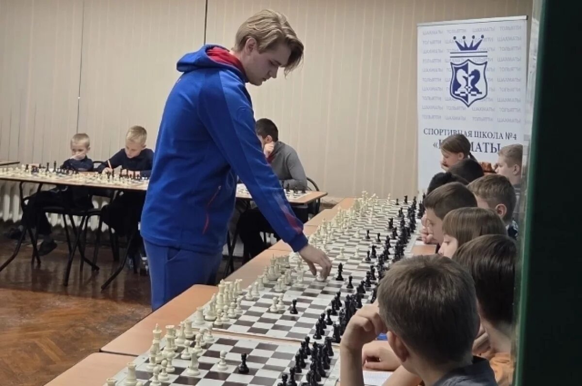     Алексей Гребнев провёл сеанс одновременной игры сразу на 31 доске.