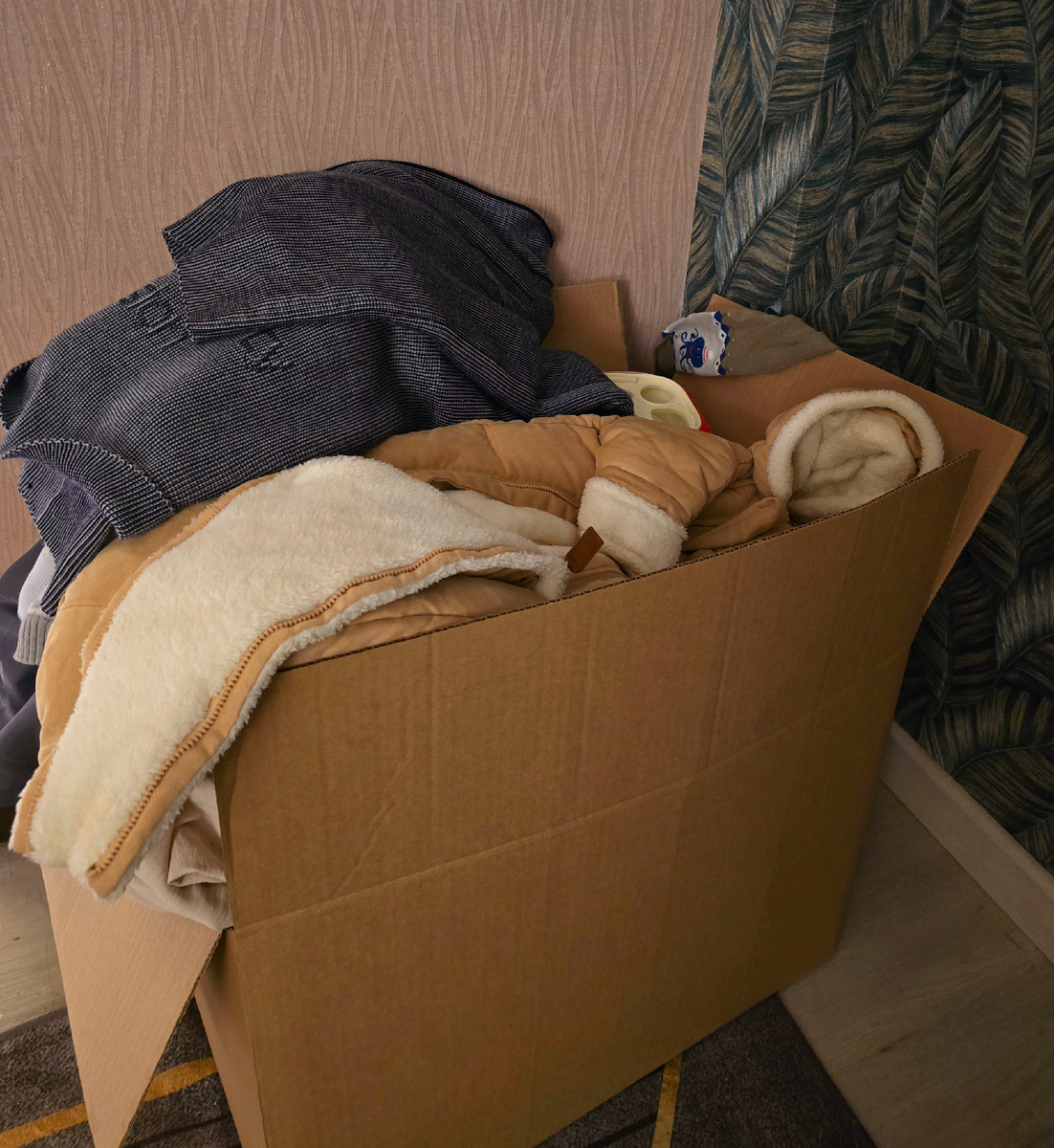 Всё что не использую вот в такую коробку складываю 