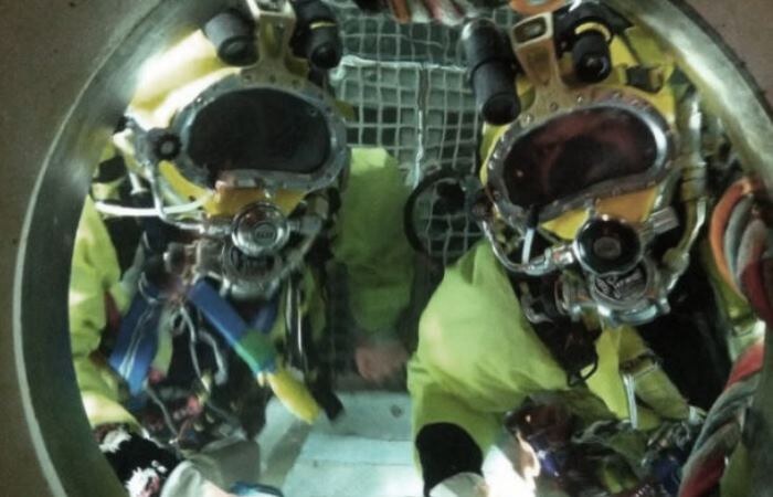 Крис Лемонс и его коллега в водолазном колоколе во время обычной работы