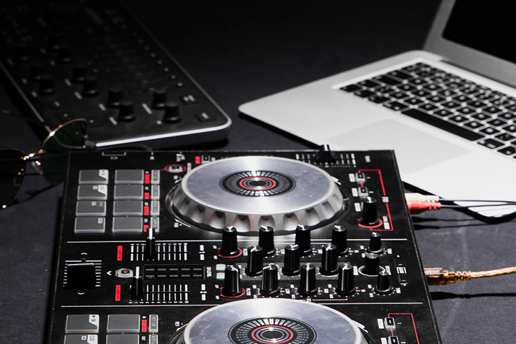    «Когда появились первые iPad и iPhone, в музыкальных программах писал dubstep-треки и другие модные жанры, воспроизводил их инструментами, которые есть на iPad».   
Фото: ru.freepik.com