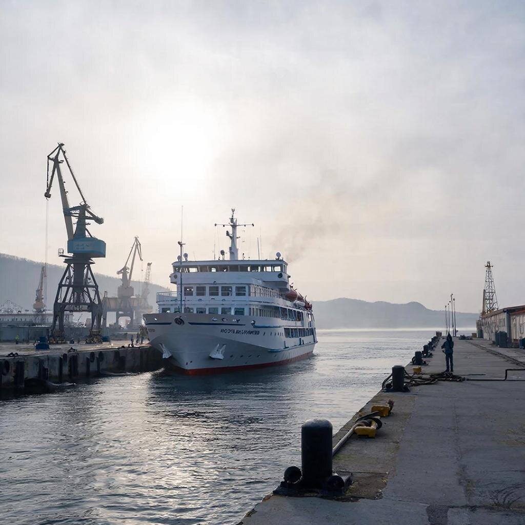 судно «Игорь Фархутдинов» показано покидающим морской порт Корсаков, направляясь к Курилам.