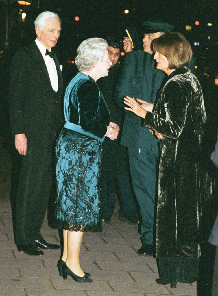 Королева Елизавета II разговаривает на входе с хозяйкой клуба леди Аннабель в 2003 году. Фото: Саймон Мерфи/Annabel's