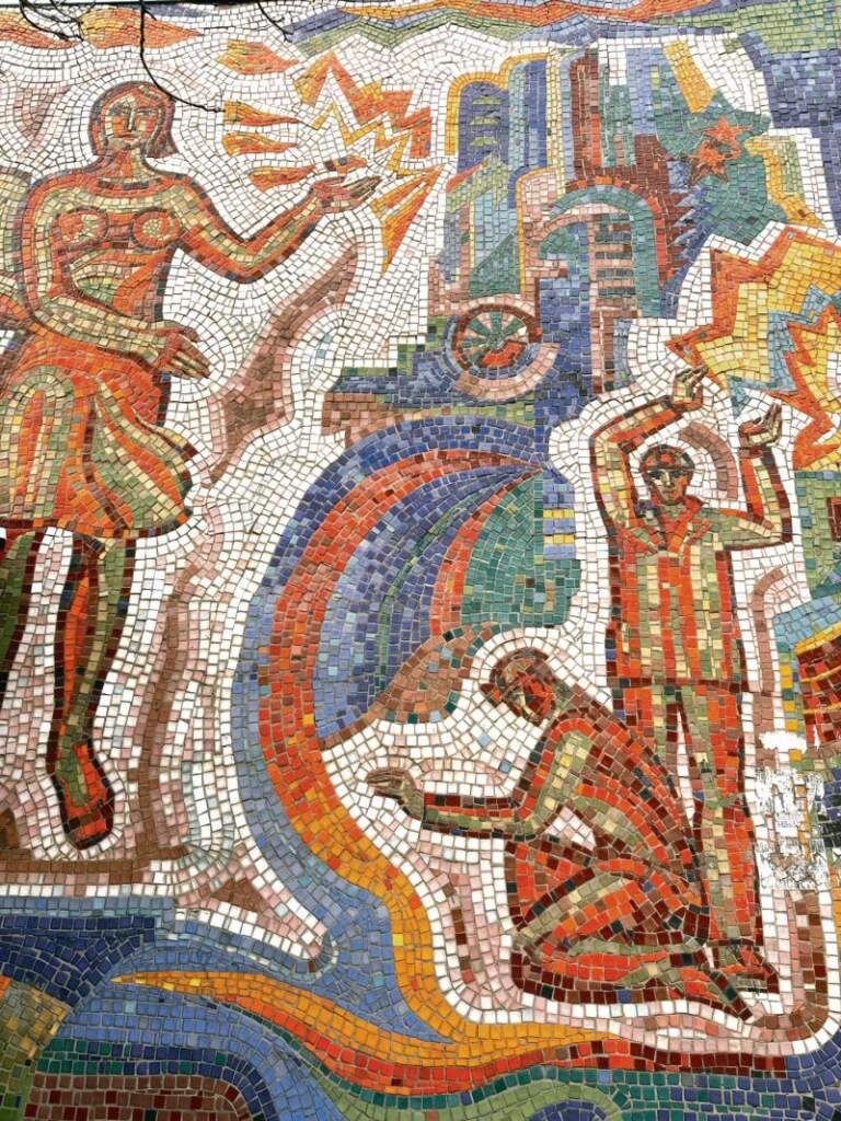    На проспекте Карла Маркса находятся мозаичные панно Елена Шашкова