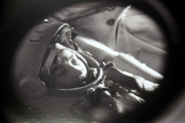 Космонавто Ирина Соловьёва в тренажёре космического корабля «Восток». 1963 г.