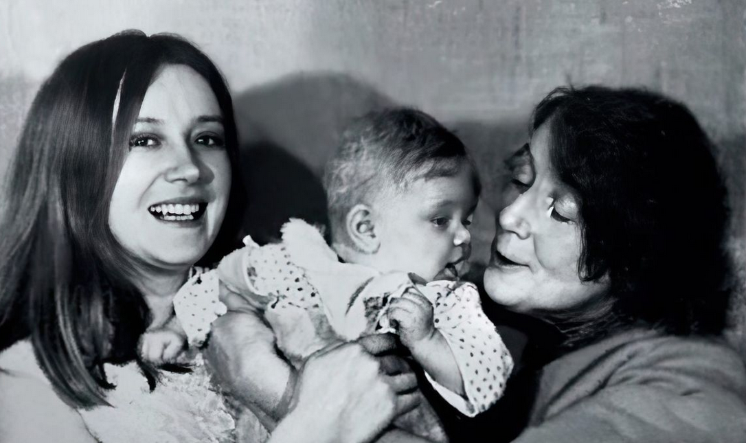 Анна Терехова с мамой и бабушкой