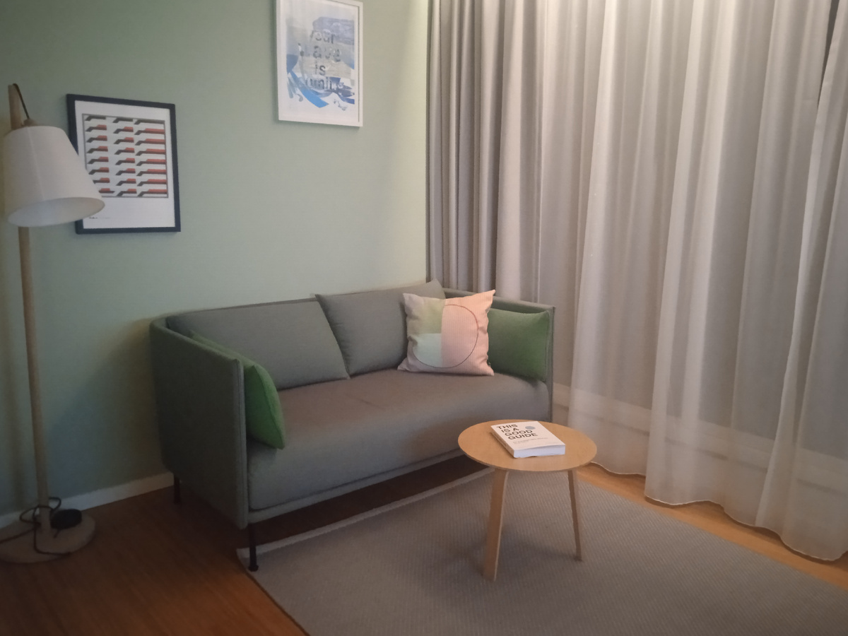 Номер отеля Zoku, скандинавский минимализм - всё необходимое есть, и всё удобно