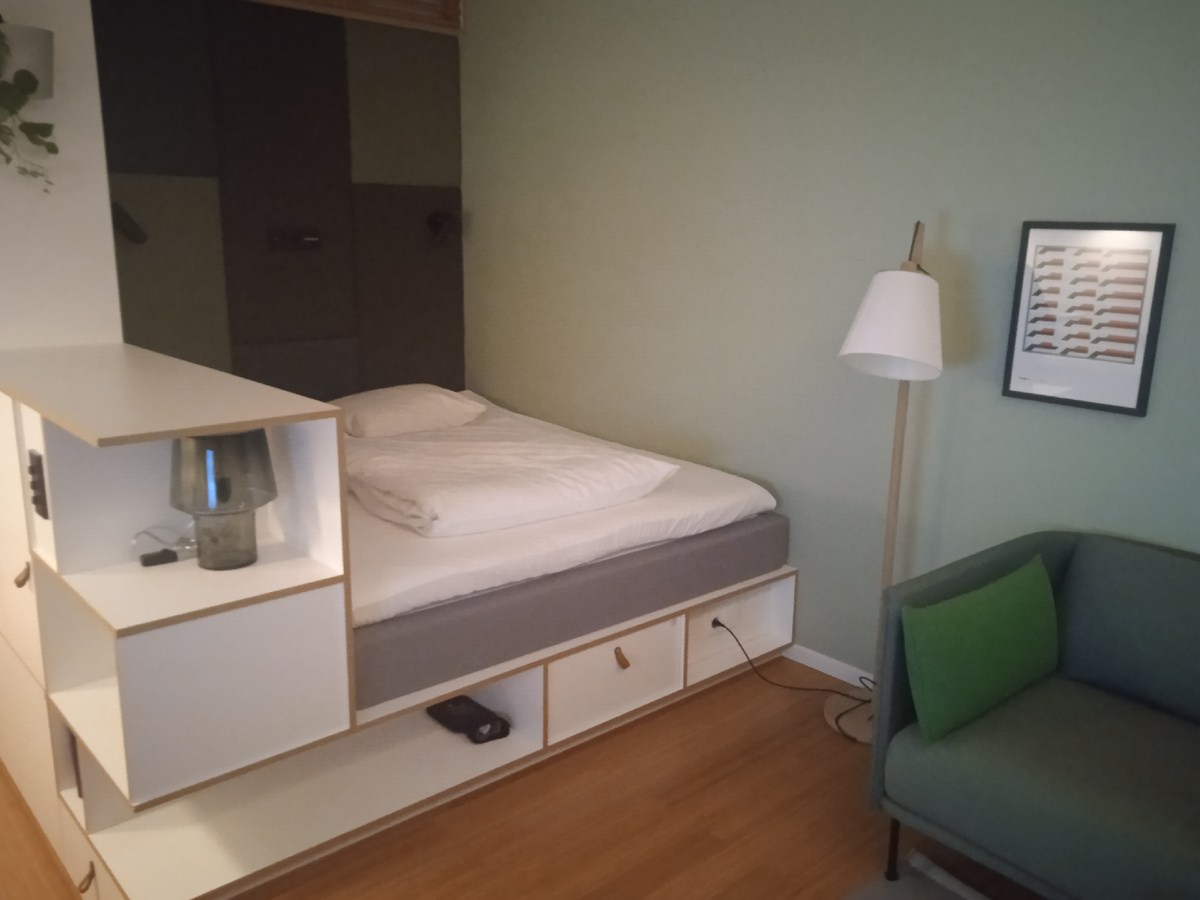 Выключатель над кроватью одним нажатием включает и выключает приглушонный свет по всему номеру - очень удобно, если вставать ночью