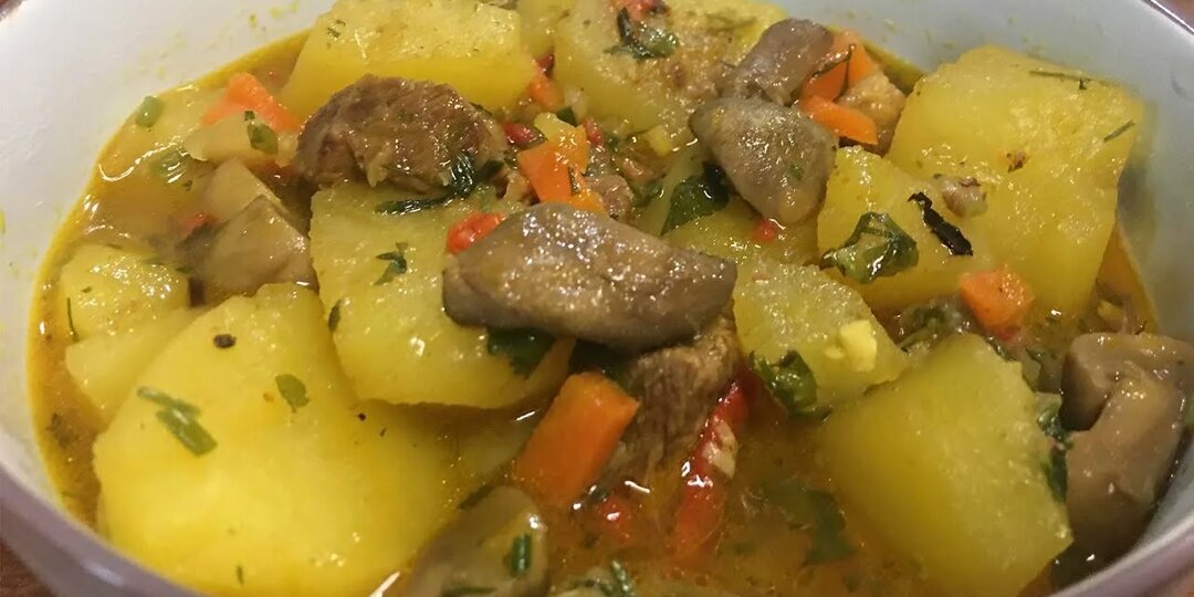 Тушеная картошка с мясом, грибами и сметаной: рецепт сытного ужина