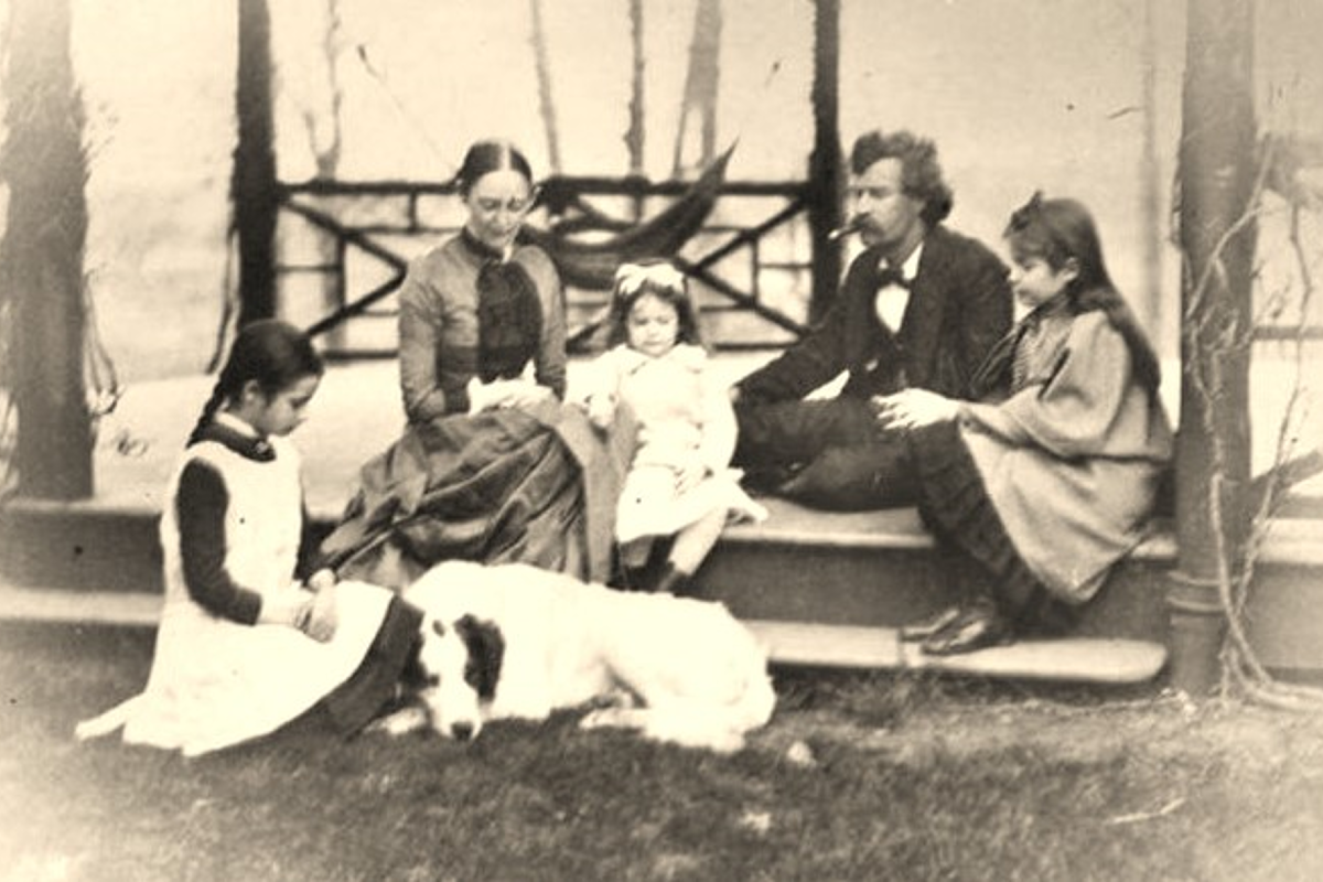 Писатель в кругу своей семьи.