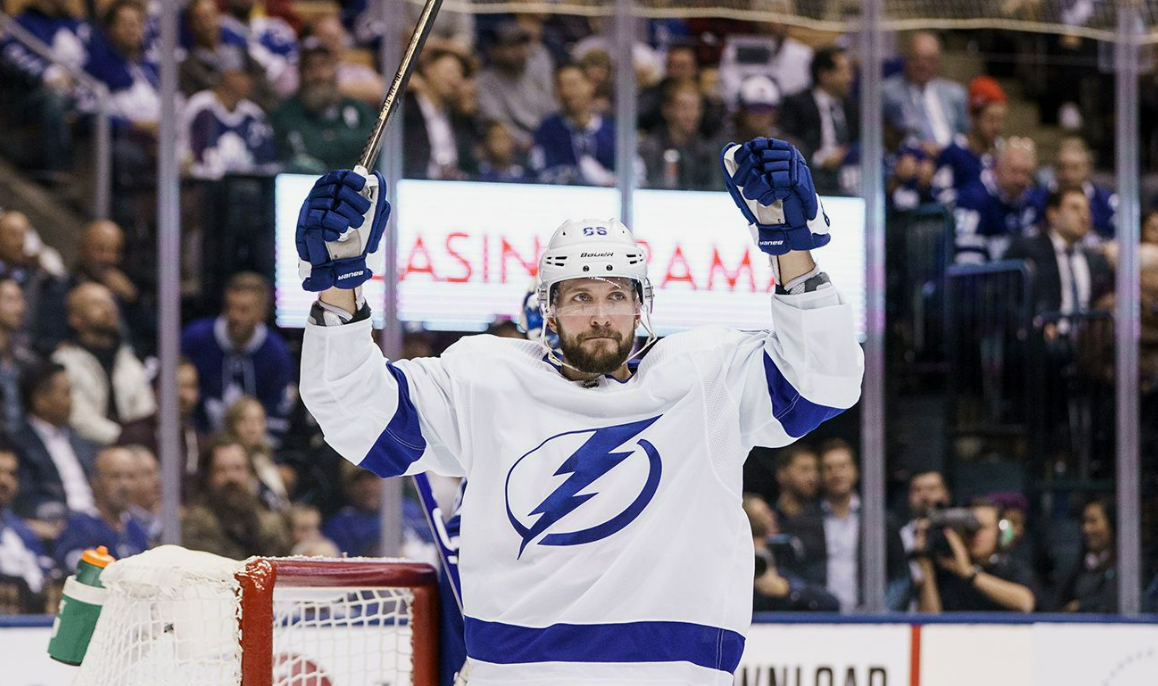 Никита Кучеров набрал мощный ход. Фото: НХЛ