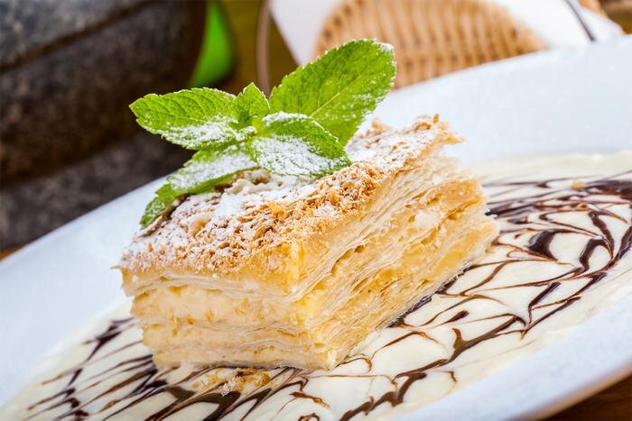 Наполеон — классический рецепт в домашних условиях. Обложка © Shutterstock / FOTODOM / vsl