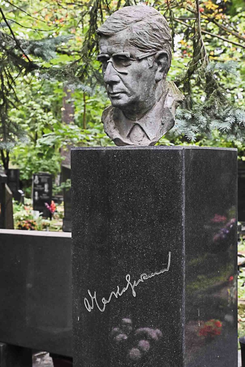 "Я живу и пишу для того, — говорил Чаковский, — чтобы по мере своих скромных сил вместе с товарищами по перу укреплять духовную, идеологическую вооруженность нашего народа..."