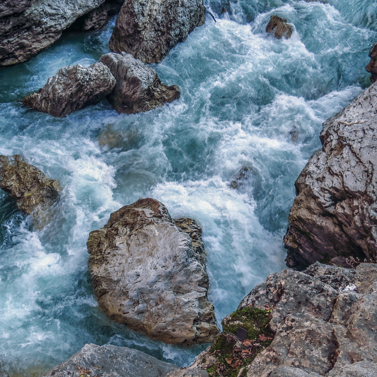 Река Белая в Хаджохской теснине. Поселок Каменномостский.