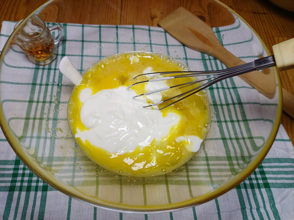 Видите за стеклянной миской слева рюмочка стоит? Это коньячок. Его тоже можно добавить в тесто. Так будет вкуснее. Фото автора.