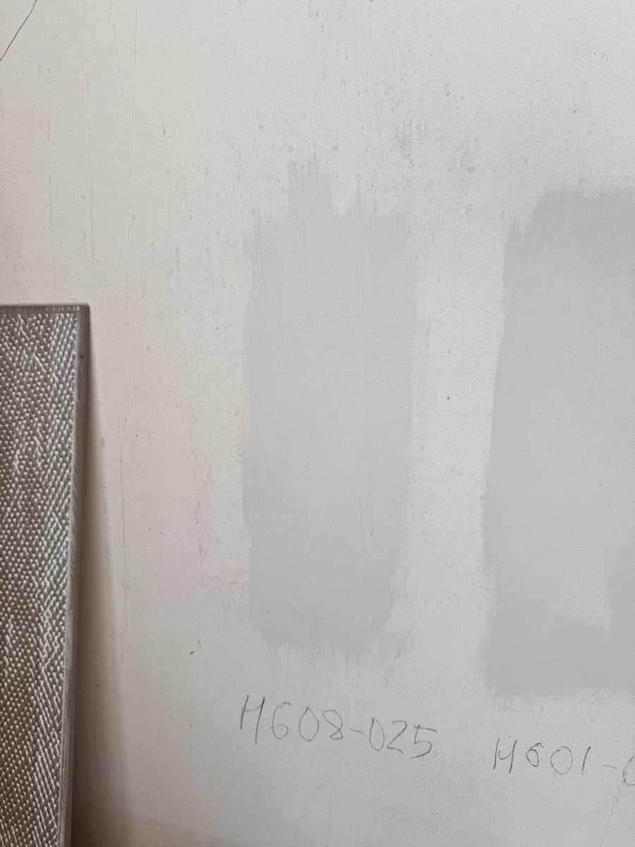 Выкрасы бежевого цвета на стене