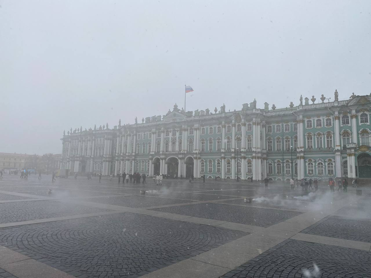 Зимний дворец (ныне эрмитаж) в тумане