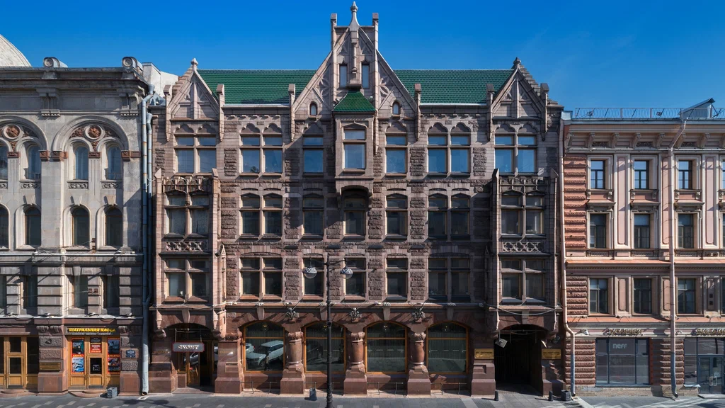 Дом Фаберже на Большой Морской, 24: Фабрика, магазин и жилье под одной крышей. Архитектор К. Шмидт.