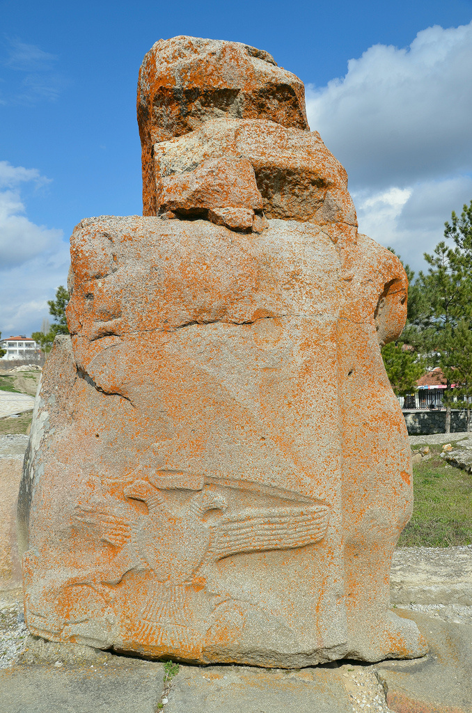 Рельеф двуглавого орла на внутренней стороне «Врат Сфинксов» в Аладжа-Хююке, центральная Анатолия. Памятник датируется около XIV века до н.э. и изображает двуглавого орла с расправленными крыльями, держащего зайцев в когтях. Источник https://followinghadrianphotography.com/2016/08/01/alacahoyuk/#:~:text=followed%20the%20Hattians%20%281460,the%20protectors%20of%20the%20city