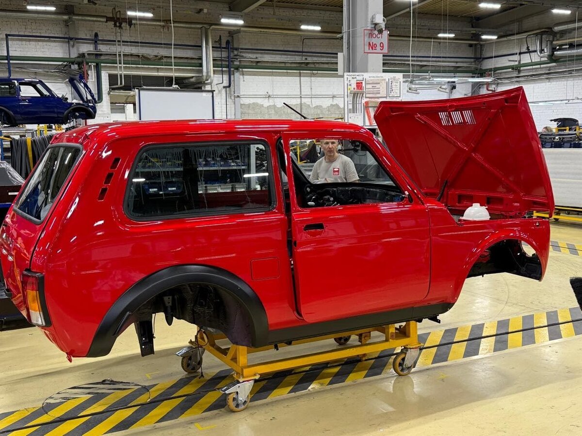   Lada Nova Sport в красном цвете