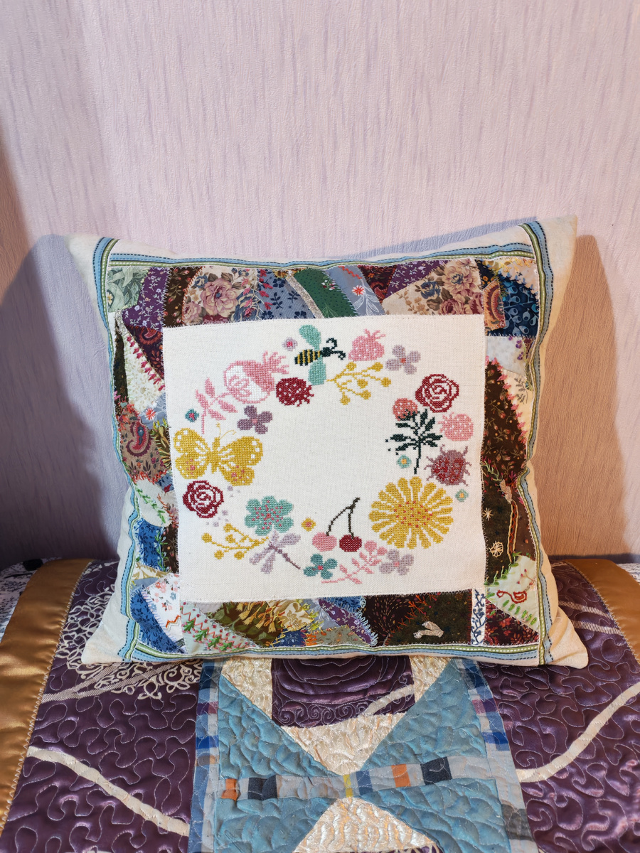 Наволочка в стиле печворк с вышивкой.