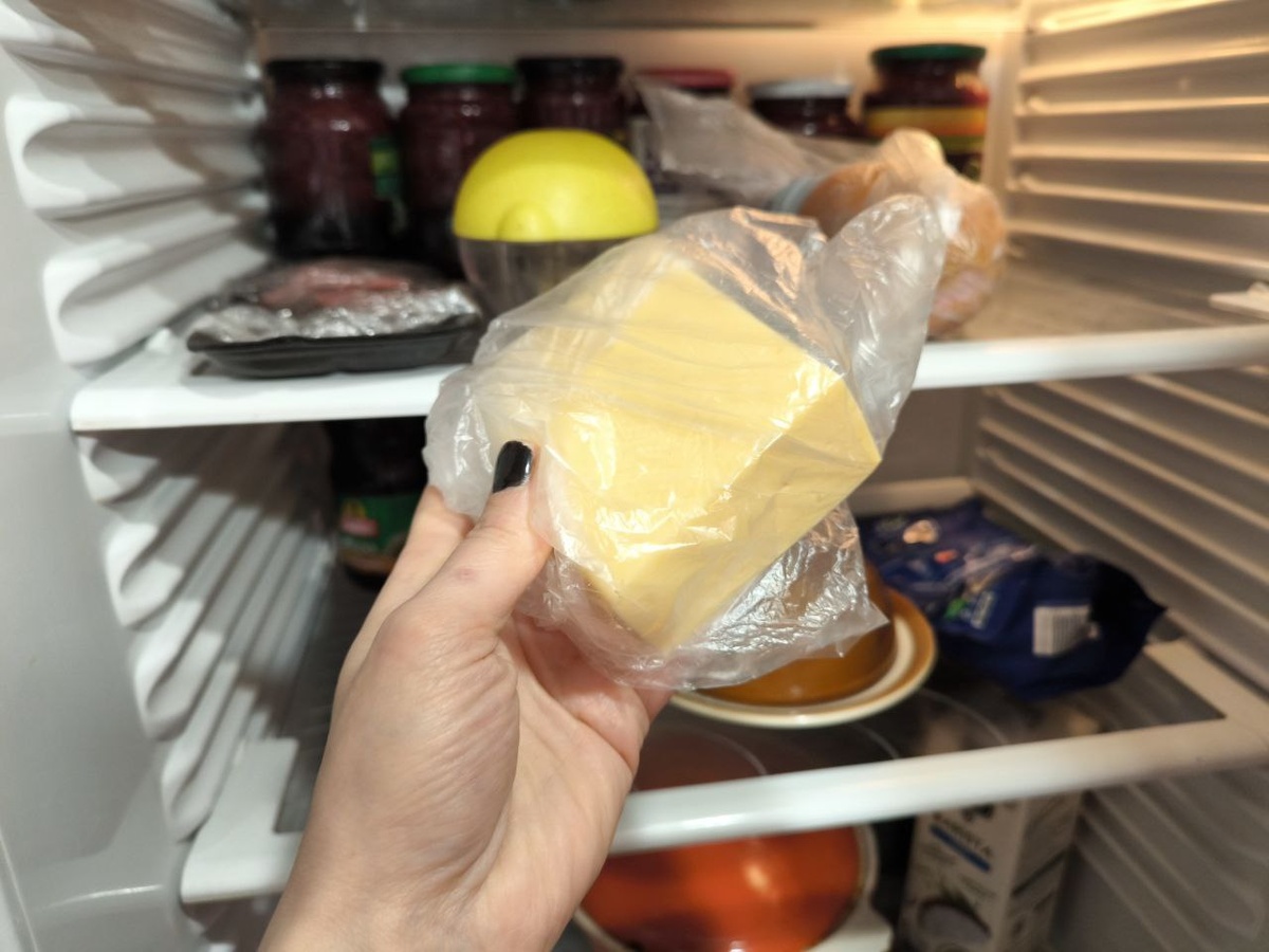 Вот так в пакете я храню сыр и храниться он долго и не заветривается