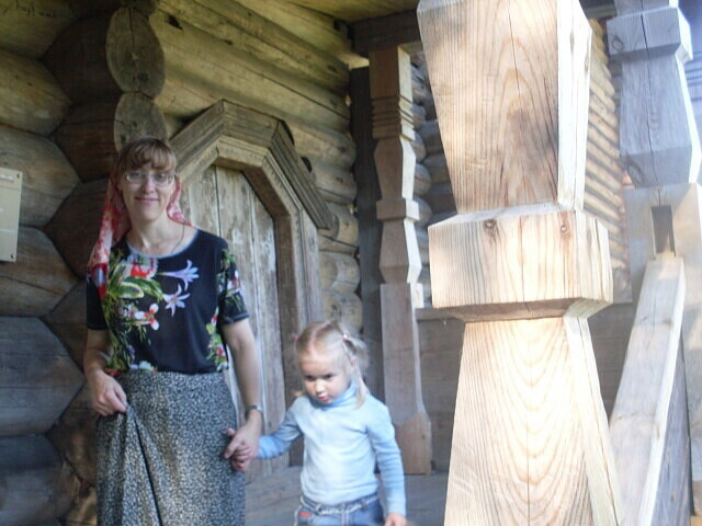 Екатерина Кулебякина с младшей дочерью Наташей, 2011 год, Архангельская область