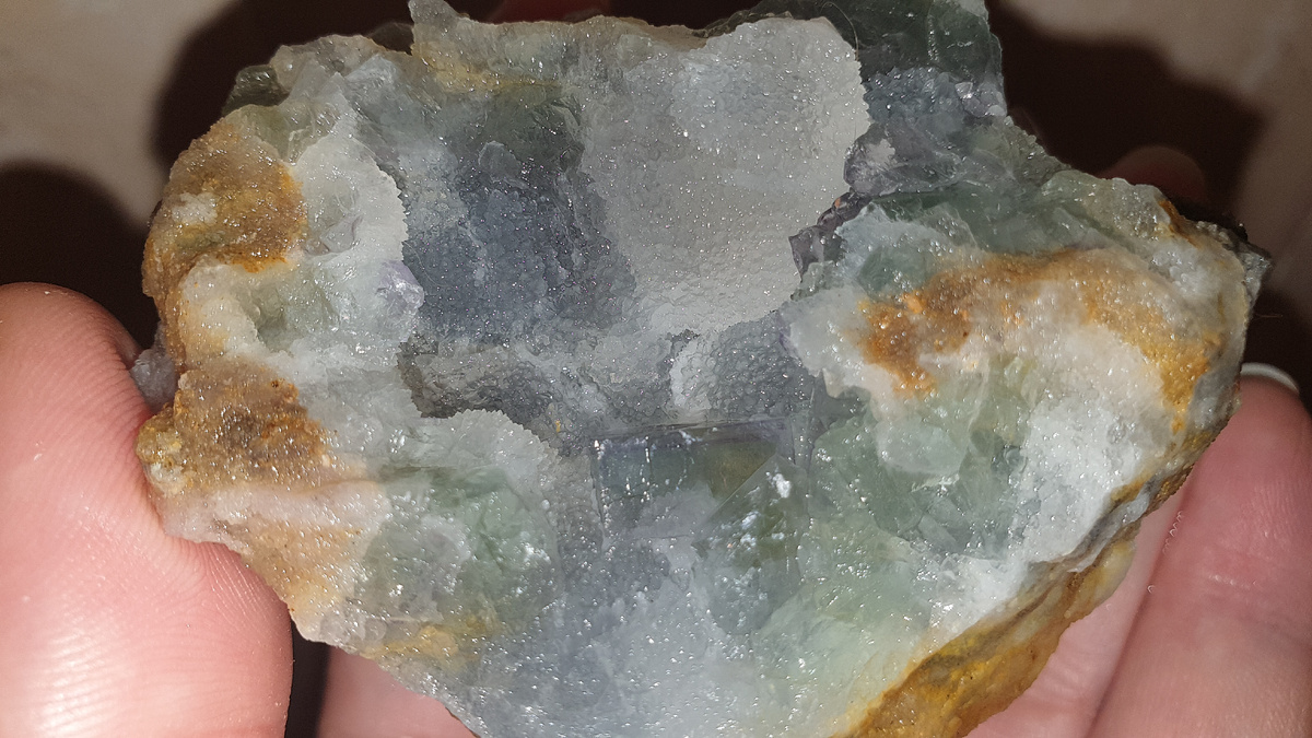 Кристаллы флюорита, покрытые кристаллами кварца. Фото авотора