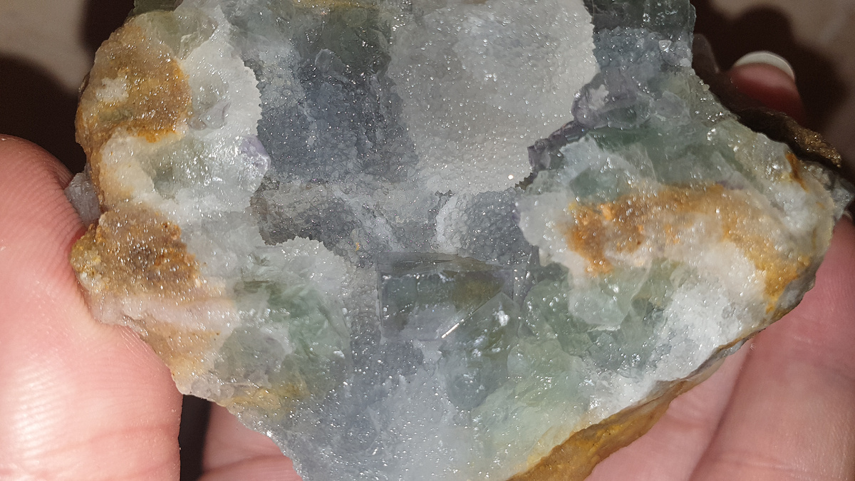 Кристаллы флюорита, покрытые кристаллами кварца. Фото авотора