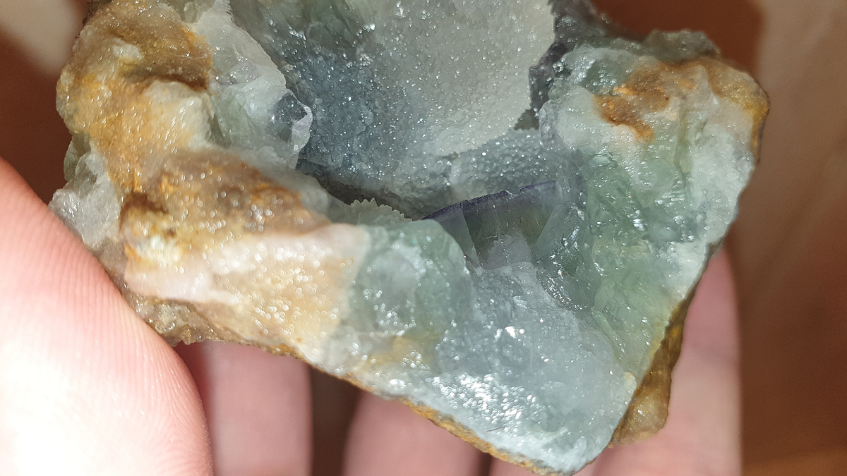 Кристаллы флюорита, покрытые кристаллами кварца. Фото авотора