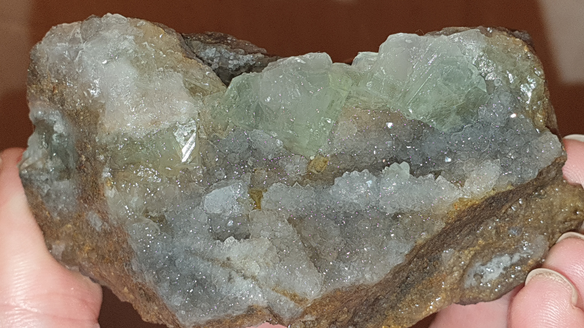 Кристаллы флюорита, покрытые кристаллами кварца. Фото автора