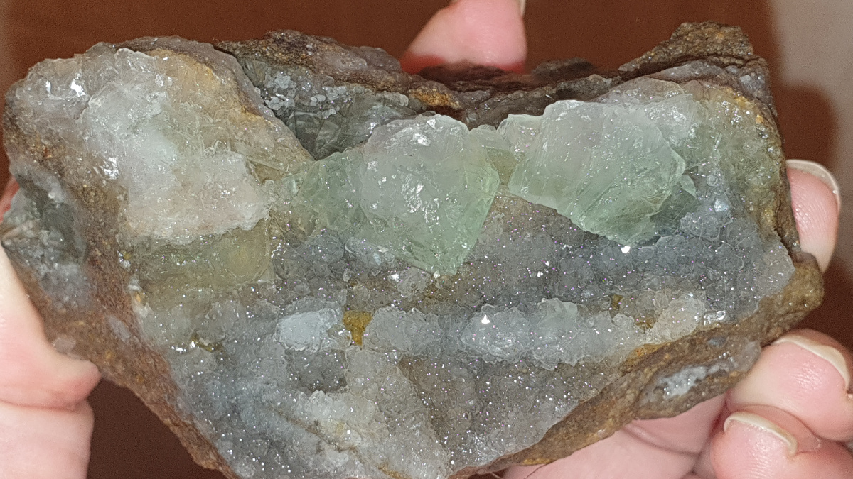 Кристаллы флюорита, покрытые кристаллами кварца. Фото автора