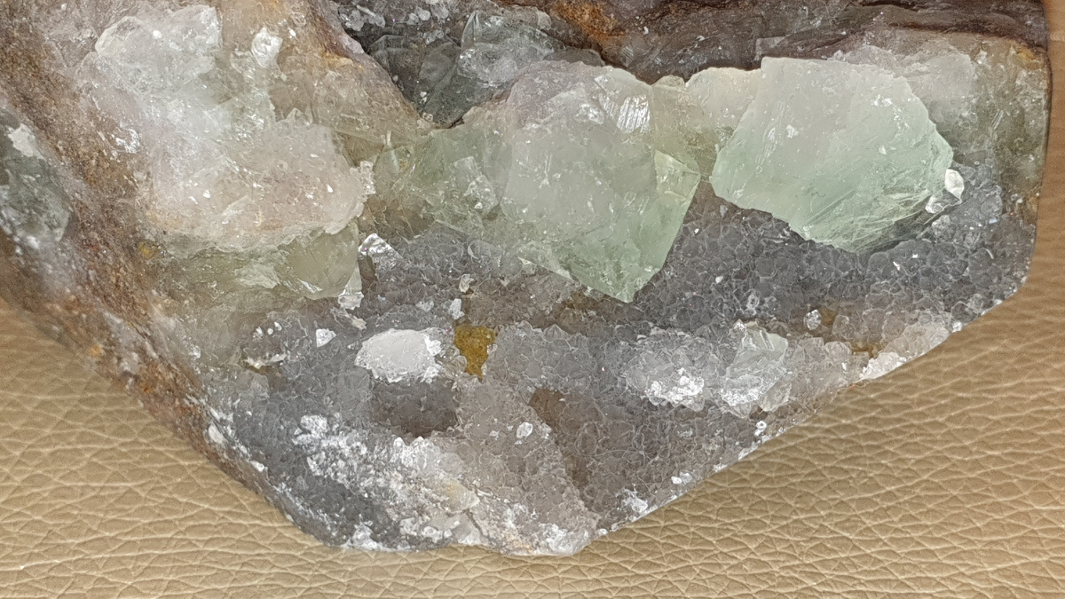 Кристаллы флюорита, покрытые кристаллами кварца. Фото автора