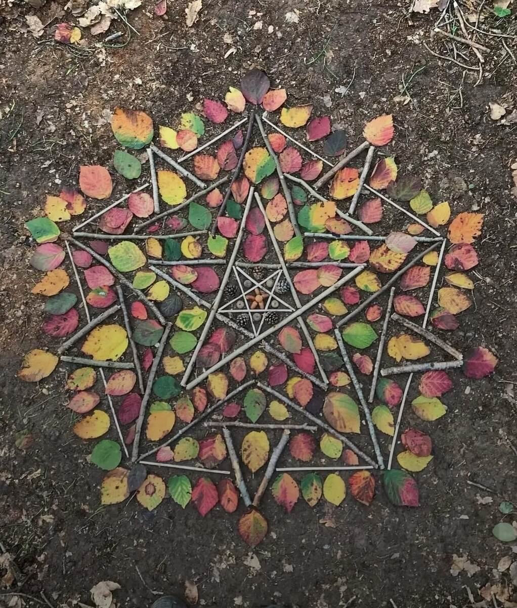 Осман Динч — турецкий графический дизайнер и академик, работающий в жанре лэнд‑арта и природной фотографии. В инсталляциях он использует камни, листья, грибы (в том числе ядовитые — для цветовых контрастов), ветки и водоросли, подбирая материалы по фактуре и цвету.Творчество Динча пронизано философскими мотивами: он воспевает красоту природы, напоминает о хрупкости экосистем, размышляет о балансе, медитации и духовности.