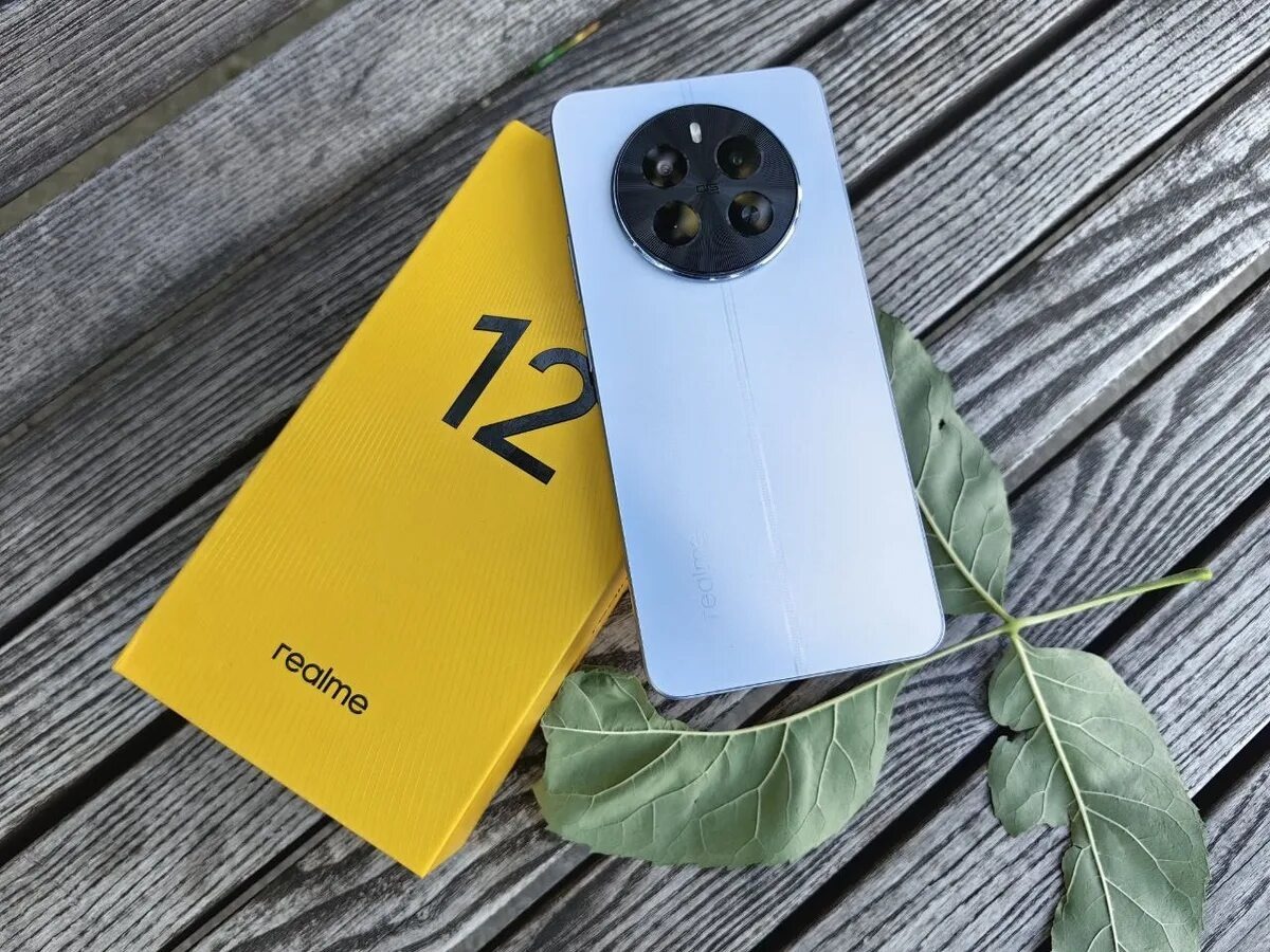 Смартфон доступен в трёх световых отеннках.