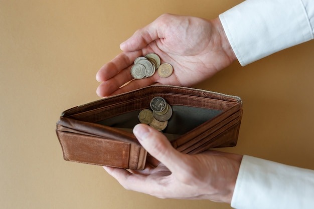 Почему даже работающие люди становятся бедными: законы, которые приносят убытки вместо выгоды