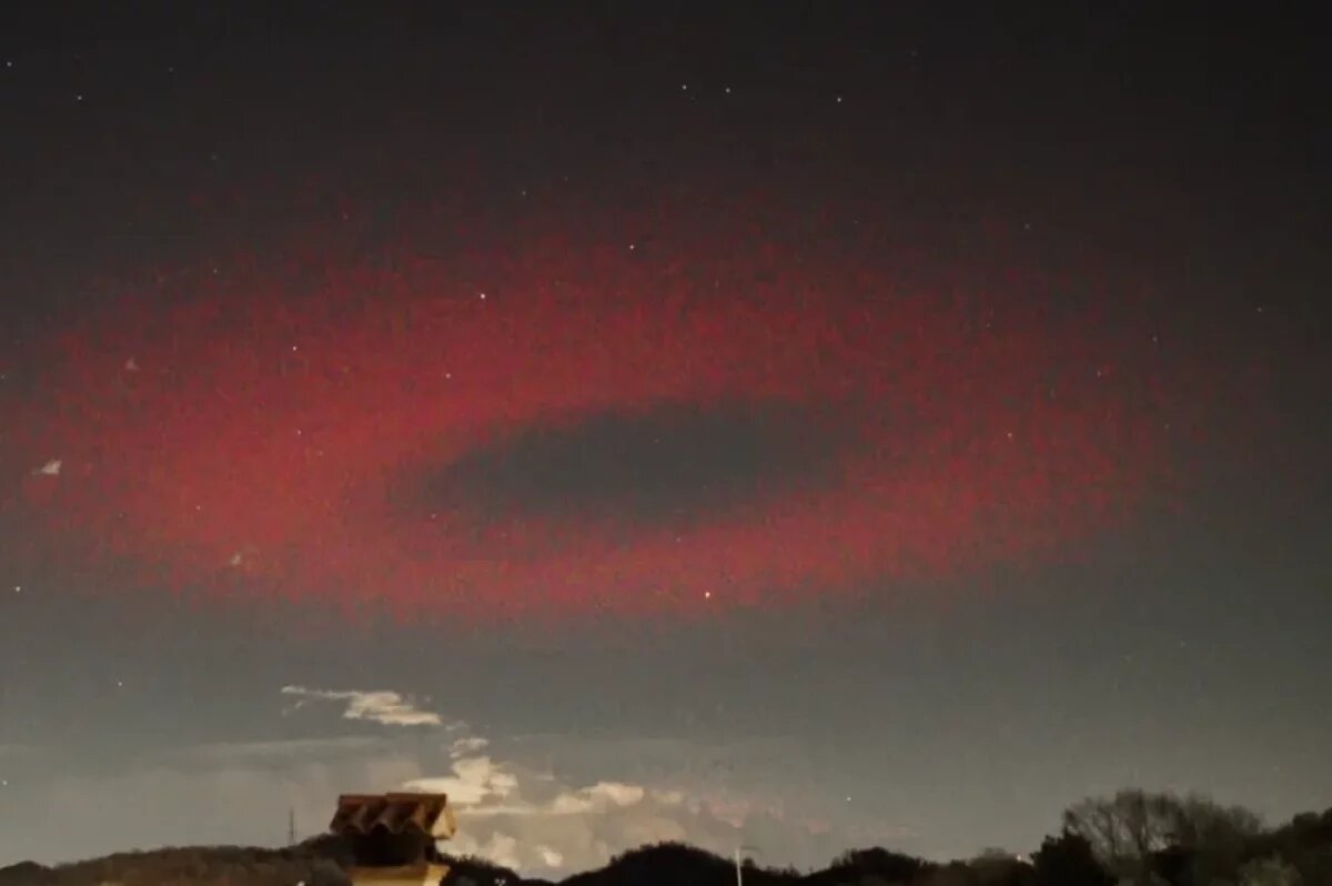    Над крышами домов вспыхнуло гигантское кольцо кроваво-красного цвета.