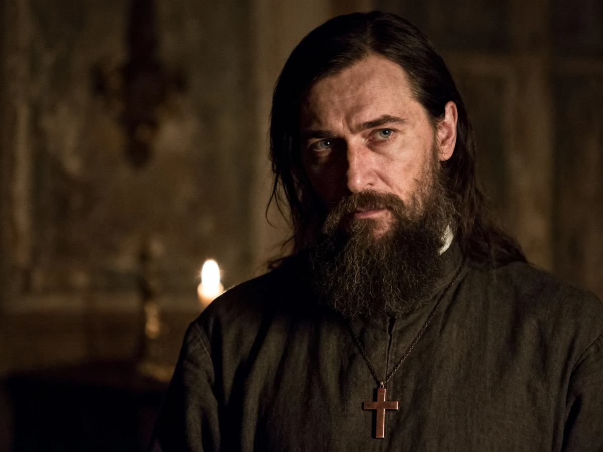 Этот взгляд видел и чудеса исцеления, и бездну человеческой клеветы. Что скрывается за ним — дар провидца или ловкость авантюриста?