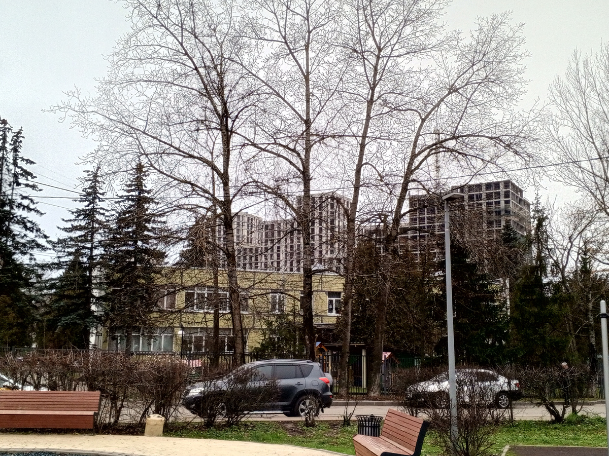 Недалеко строят огромный дом, но там цена высокая для нас.