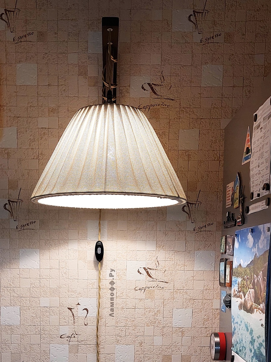 Бра с абажуром над столом в кухне