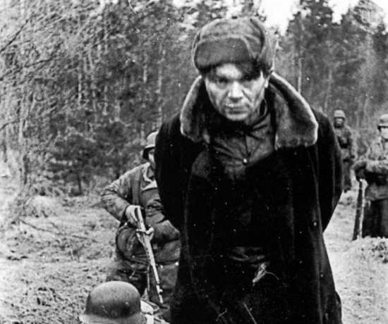 Немцы повесили на его грудь табличку "Вождь партизан". Они думали, что это позор, но это стало признанием