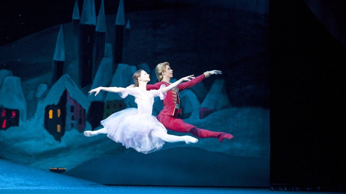    Сцена из балета «Щелкунчик» в Большом театре. В роли Мари — Нина Капцова, в роли Щелкунчика- принца — Артем Овчаренко / Фото: Дамир Юсупов / Большой театр