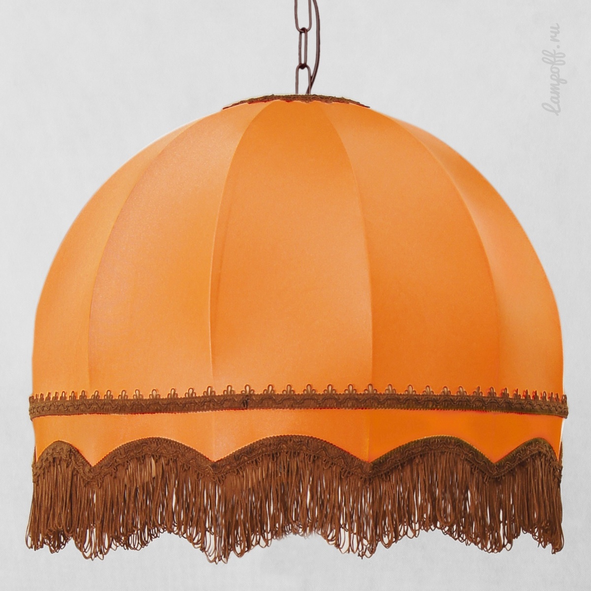 Оранжевый абажур из ткани с коричневой бахромой