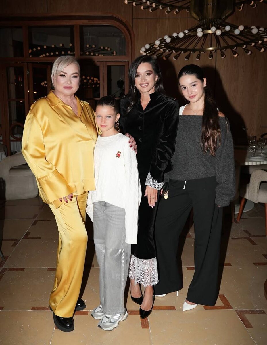 Ксения Бородина с мамой и дочерьми. Фото: социальные сети