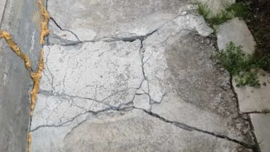 Разрушенная бетонная дорожка до моих экспериментов