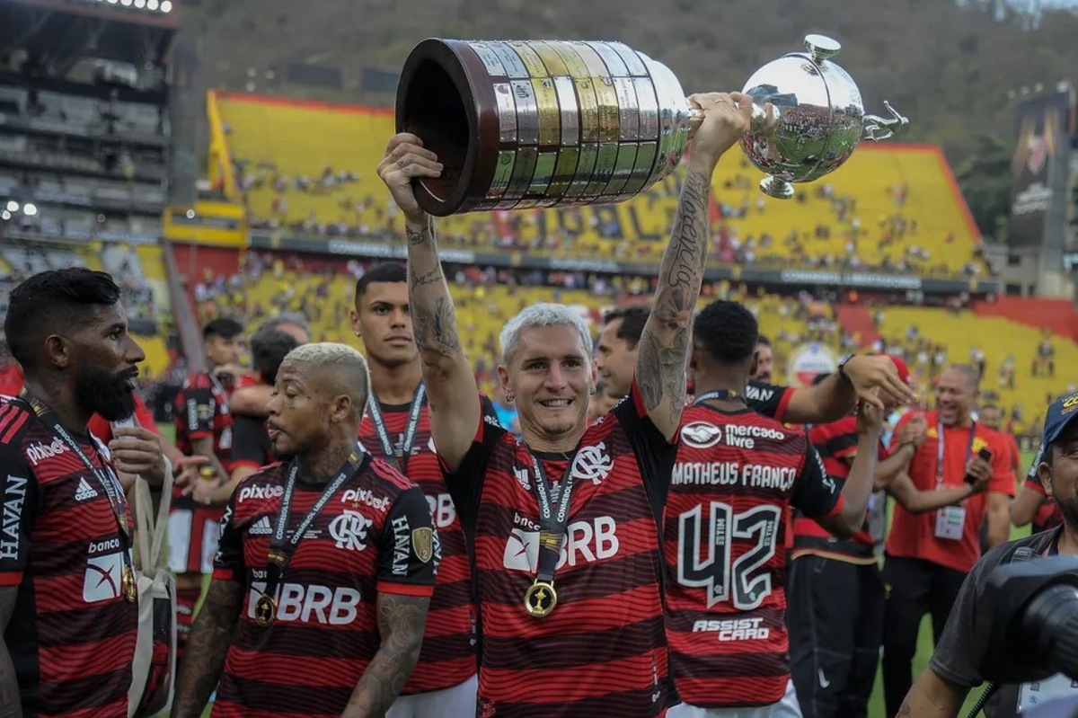     Гильермо Варела с Кубком Либертадорес / Фото: ФК «Фламенго»
