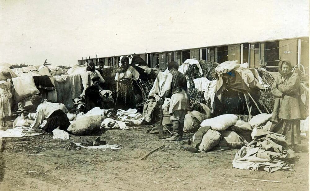 Переселенцы прибыли на новое место жительства. 1908 г.