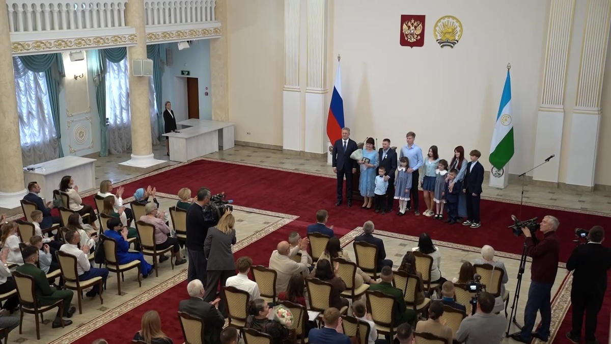    Глава Башкортостана Радий Хабиров поздравил женщин с Днем матери